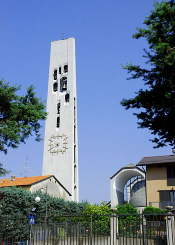 Il campanile e l'atrio di ingresso alla chiesa, visti da sud-est.