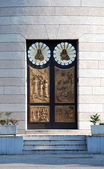 Il portale principale, recentemente realizzato.