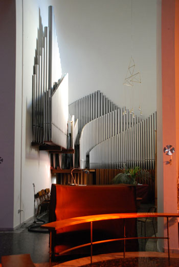 L'organo e il coro, nell'abside principale.