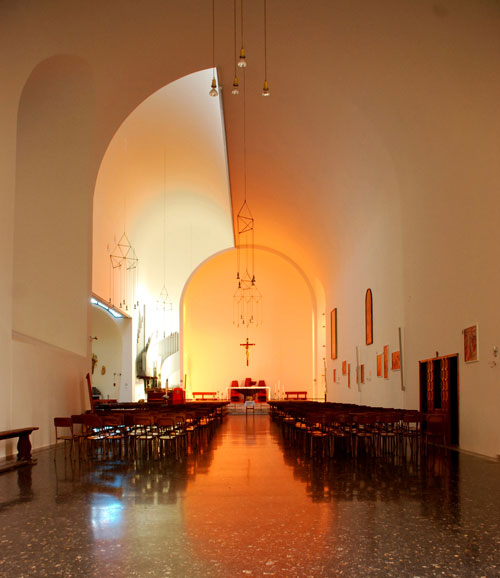 La navata principale, ripresa dalla scalinata emiciclica d'ingresso.
