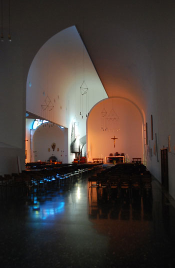 Navata principale e, a sinistra, cappella eucaristica.
