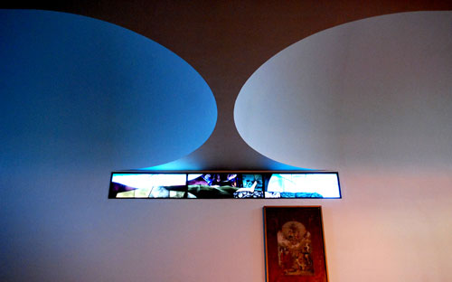 Il punto di contatto tra i due gusci che definiscono la copertura della navata laterale, tra battistero e cappella eucaristica, con la vetrata della Morte di san Francesco.